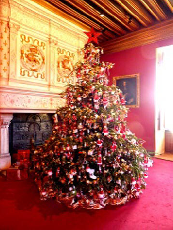 Christmas tree in drawing room at chateau de Chenonceau