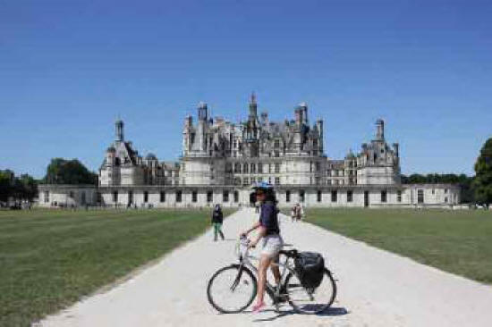 bicycle-in-front-of-chateau-chambord