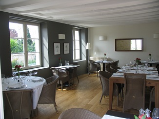 inside Les Clos aux Roses restaurant in Chedigny