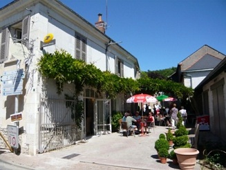 Courtyard at the Les Clos aux Roses restaurant in Chedigny