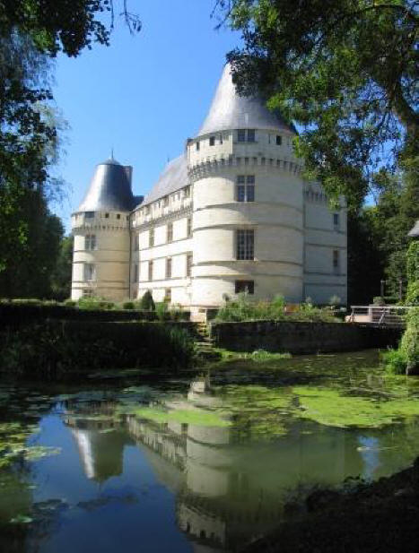 Chateau del'Islette reflecting on th river Indre