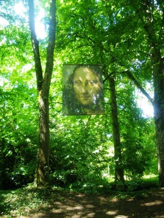 de Vinc Mona Lisa in gardens of Chateau Los Luce