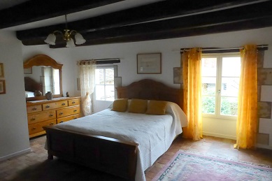 bedroom of Loire Valley house to rent