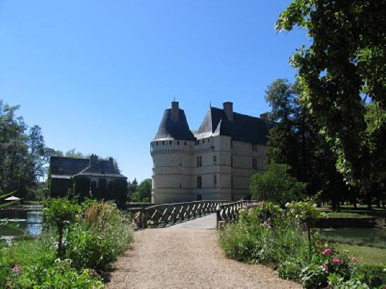 bridge over the indre to Chateau de l'Islette