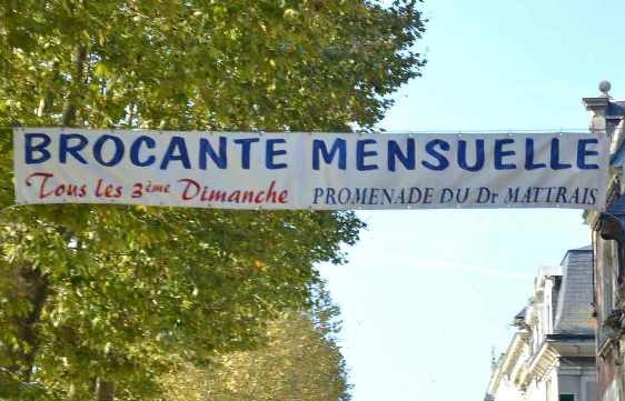 banner advertisnig the monthly brocante in Chinon