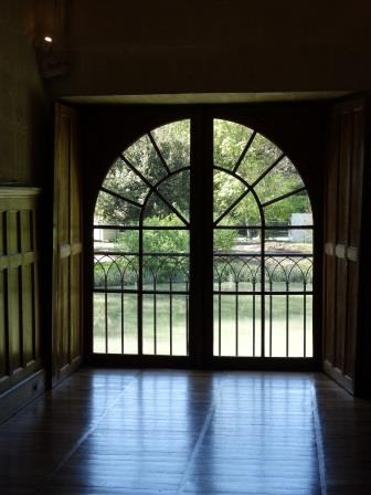 arched window in chateau Azay le Rideau 